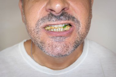 Peynirli tost yiyen bir adamın yakın çekimi..