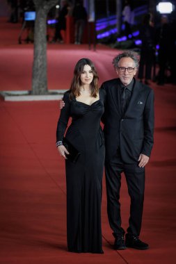 Roma, İtalya - 20 Ekim 2023: Monica Bellucci (l) ve Tim Burton (r), Roma Film Festivali 2023 'te Parco della Musica' daki Maria Callas Lettere adlı filmin kırmızı halısına katıldılar..