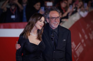 Roma, İtalya - 20 Ekim 2023: Monica Bellucci (l) ve Tim Burton (r), Roma Film Festivali 2023 'te Parco della Musica' daki Maria Callas Lettere adlı filmin kırmızı halısına katıldılar..