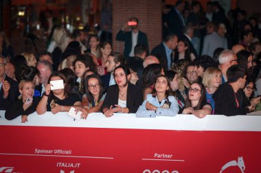 Roma, İtalya - 22 Ekim 2023: Roma Film Festivali 2023 Oditoryum Parco della Musica 'daki kırmızı halıya katılan taraftarlar.