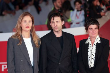 Roma, İtalya - 22 Ekim 2023: (L-R) Justine Triet, Arthur Harari ve Marie-Ange Luciani, Roma Film Festivali 'nde kırmızı halıya katılır..
