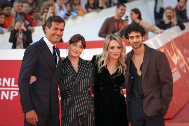 Roma, İtalya - 22 Ekim 2023: (L-R) Marco Bonini, Giovanna Mezzoggiorno, Carolina Crescentini ve Massimiliano Caiazzo, Roma Film Festivali 'nde kırmızı halıya katılır..