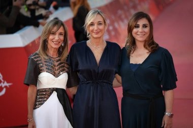 Roma, İtalya - 22 Ekim 2023: (L-R) Silvia Grilli, Laura Burdese ve Manuela Cacciamani, Roma Film Festivali 'nin 2023 Roma Konser Salonu Parco della Musica' daki kırmızı halıya katıldılar..