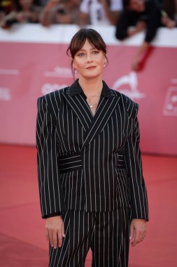 Roma, İtalya - 22 Ekim 2023: Giovanna Mezzogiorno (yönetmen), Oditoryum Parco della Musica 'da düzenlenen 2023 Roma Film Festivali' nde kırmızı halıya katıldı..