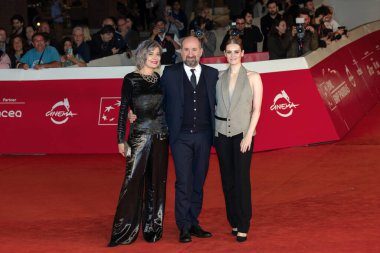 Roma, İtalya - 25 Ekim: Sandra Ceccarelli, Antonio Albanese ve Liliana Bottone 18. Roma Film Festivali sırasında kırmızı halıya katıldılar.