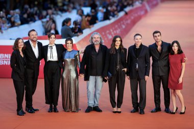 Roma, İtalya, 27 Ekim 2023: Agnese Nano, Christian De Sica, yönetmen Caterina Carone, Teresa Saponangelo, Luca Lionello, Anna Iodice, Max Malatesta, Francesco Bruni ve Sara Celestini 18. Roma Film Festivali 'nde kırmızı halıya katıldılar..