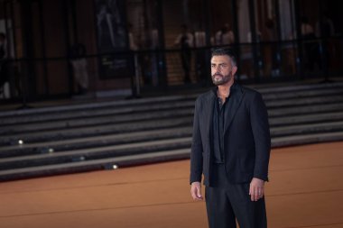 Roma, İtalya - 29 Ekim 2023: Simone Montedoro, 18. Roma Film Festivali sırasında Auditorium Parco Della Musica 'da SuburraEterna filmi için kırmızı halıya katıldı.