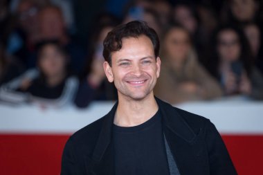 Roma, İtalya - 29 Ekim 2023: Alessandro Borghi, Parco Della Musica Konser Salonu 'ndaki 18. Roma Film Festivali sırasında SuburraEterna filmi için kırmızı halıya katıldı.