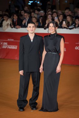 Roma, İtalya - 29 Ekim 2023: Giacomo Ferrara ve Giulia Brighi, 18. Roma Film Festivali sırasında Auditorium Parco Della Musica 'da yapılan SuburraEterna filmi için kırmızı halıya katıldılar.