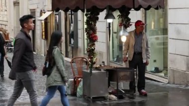 Roma, İtalya - 07 Kasım 2023: Başkentin tarihi merkezinde kavrulmuş kestane satıcısı.