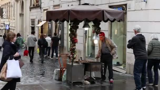Rome Italië November 2023 Straatverkoper Van Geroosterde Kastanjes Het Historische — Stockvideo
