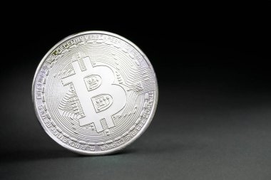 Bitcoin kripto metal para, merkezi olmayan uluslararası para birimi ödeme sistemi. Sanal para biriminin mecazi temsili.