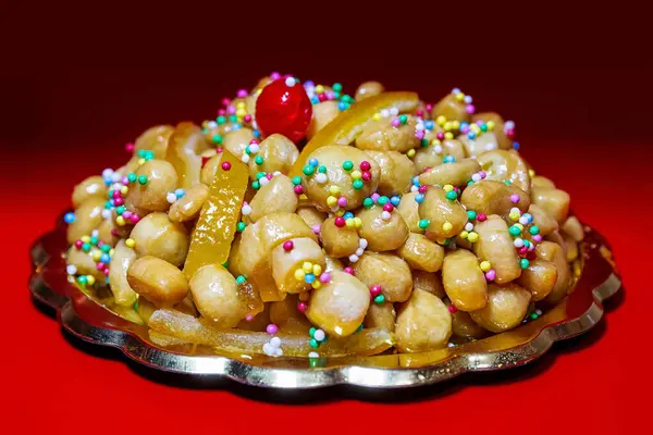 Struffoli, birçok küçük hamur toplarından oluşan tipik Napoli hamur köftesi (un, yumurta, domuz yağı, şeker, anason likörü), yağda kızartılmış ve sıcak balla sarılmış. Renkli süslemelerle süslenmiş..