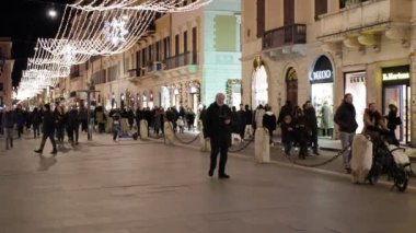 Roma, İtalya - 15 Aralık 2023: Via del Corso Noel ışıklarıyla süslenmiş ve Noel 'den önce son hediyeleri alan insanlarla dolu.