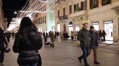 Roma, İtalya - 15 Aralık 2023: Via del Corso Noel ışıklarıyla süslenmiş ve Noel 'den önce son hediyeleri alan insanlarla dolu.