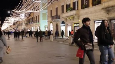 Roma, İtalya - 15 Aralık 2023: Via del Corso Noel ışıklarıyla süslenmiş ve Noel 'den önce son hediyeleri alan insanlarla dolu.