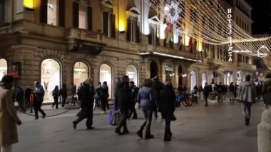 Roma, İtalya - 15 Aralık 2023: Via del Corso Noel ışıklarıyla süslenmiş ve Noel 'den önce son hediyeleri alan insanlarla dolu.