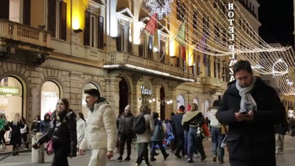 Róma Olaszország December 2023 Del Corso Díszített Karácsonyi Fények Zsúfolt — Stock videók