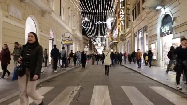 Rzym Włochy Grudnia 2023 Del Corso Ozdobiona Lampkami Świątecznymi Zatłoczona — Wideo stockowe