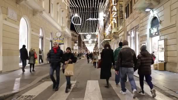 Rzym Włochy Grudnia 2023 Del Corso Ozdobiona Lampkami Świątecznymi Zatłoczona — Wideo stockowe