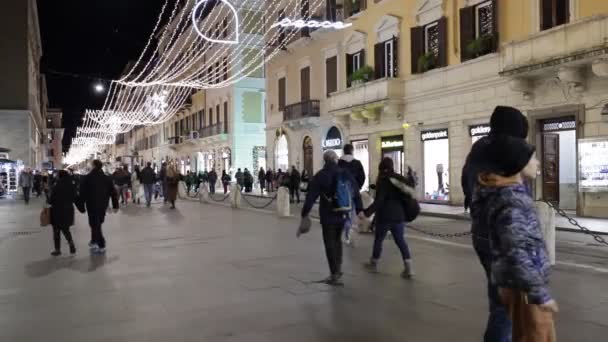 2023年12月15日 意大利罗马 科索街装饰着圣诞彩灯 挤满了在圣诞节前最后购买礼物的人 — 图库视频影像