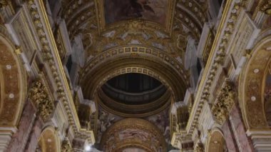 Roma, İtalya - 15 Aralık 2023: Via del Corso 'daki Bazilika dei Santi Ambrogio e Carlo' nun içi. 17. yüzyıl kilisesi kubbe, apse ve içi freskler ve yaldızlı sıva ile dekore edilmiş..