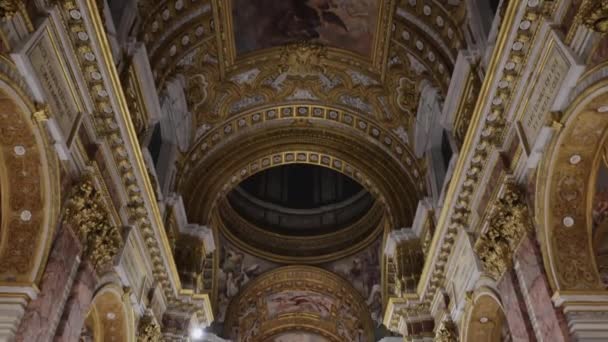 ローマ イタリア 12月 2023 ヴィア コルソのバシリカ サンティアンブロージョ エカルロのインテリア 17世紀の教会 ドーム — ストック動画