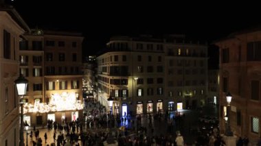 Roma, İtalya - 17 Aralık 2023: Piazza di Spagna ve Barcaccia çeşmesinde Noel süslemeleri ve aydınlatmalarıyla kalabalık.