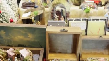 Napoli, İtalya - 21 Aralık 2023: Hristiyan geleneğine göre İsa 'nın doğum sahnesinin ana karakterlerinin tam doğum sahnelerinin ve minyatür kopyalarının satışını durdurun..