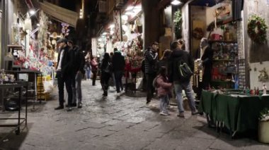 Napoli, İtalya - 21 Aralık 2023: San Gregorio Armeno, tarihi merkezin ünlü caddesi, burada İsa 'nın doğumunu geleneklere göre kutlayan sanatçılar var..