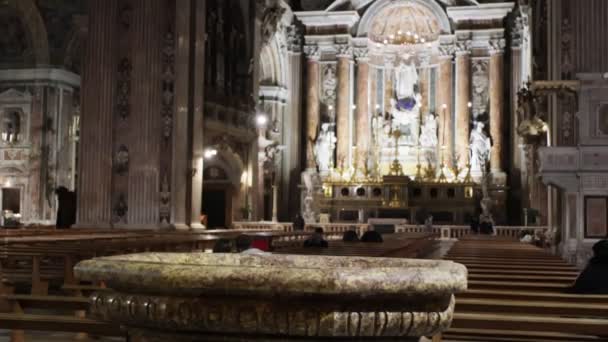ナポリ イタリア 2023年12月21日 ゲズヌヴォ教会の内部 またはトリニト マッジョーレ バロック様式のバシリカ教会は 市内で最も重要な教会の間 ヌヴォヴォ広場に位置しています — ストック動画