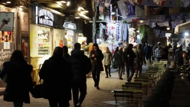 意大利那不勒斯 2023年12月21日 市中心街道 装饰着彩灯 市民在晚上散步 — 图库视频影像