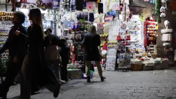 意大利那不勒斯 2023年12月21日 位于意大利历史名城中心的商店 在大楼的整个立面上陈列着商品 市民们在晚上散步或购物 — 图库视频影像