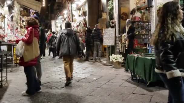 意大利那不勒斯 2023年12月21日 意大利历史中心著名的街道圣格雷戈里奥 San Gregorio 那里有一些手工操作的工匠 他们按照传统手工制作圣诞场景来庆祝圣诞节 — 图库视频影像