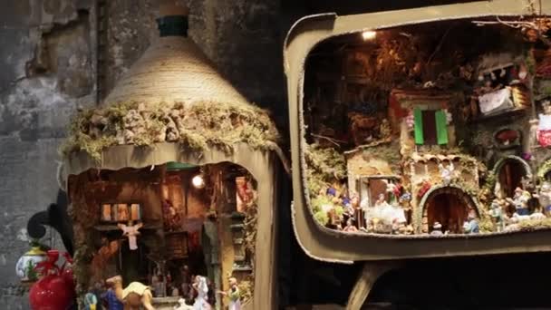 意大利那不勒斯 2023年12月21日 根据基督教传统出售基督降生场景的主要人物的完整的降生场景和微型复制品的摊位 — 图库视频影像