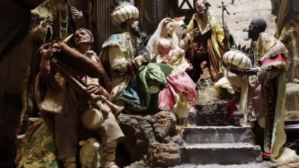 ナポリ イタリア 2023年12月21日 キリスト教の伝統に従ってキリストの出生シーンの主人公の完全な出生シーンとミニチュアの再現の販売を停止 — ストック動画