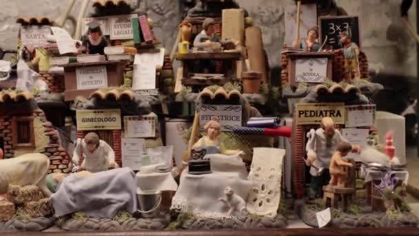 意大利那不勒斯 2023年12月21日 描绘现代社会各种职业和工作的手工雕塑 创造性地融合了基督教诞生场景的经典传统 — 图库视频影像