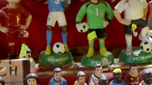 意大利那不勒斯 2023年12月21日 著名的手工和彩色兵马俑 描绘足球运动员 运动员 歌手和演员 以及意大利和国际名人 — 图库视频影像