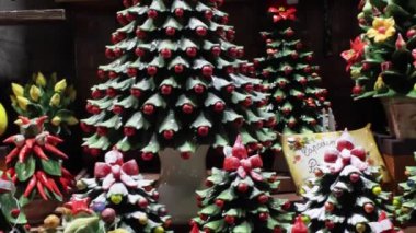 Napoli, İtalya - 21 Aralık 2023: El yapımı ve Noel temalı seramik nesneler. Yüksek kaliteli yerel işçilik.