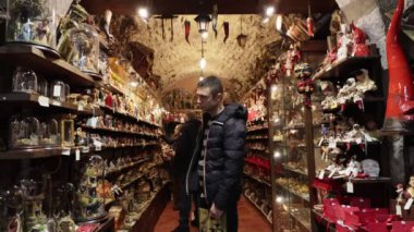 Napoli, İtalya - 22 Aralık 2023: Geleneksel Noel doğum sahnelerinin satışı için Via di San Gregorio Armeno 'da, şehrin tarihi merkezinde.