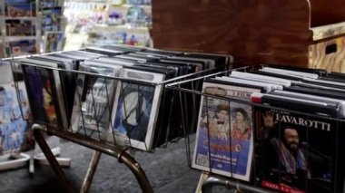 Napoli, İtalya - 21 Aralık 2023: Şehrin tarihi merkezinde, yeni ve kullanılmış vinil plakların satışı için tarihi müzik dükkanı. 
