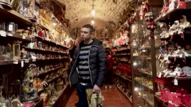 Napoli, İtalya - 22 Aralık 2023: Geleneksel Noel doğum sahnelerinin satışı için Via di San Gregorio Armeno 'da, şehrin tarihi merkezinde.