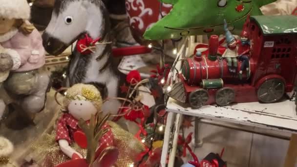 意大利那不勒斯 2023年12月21日 一家圣诞主题商店的橱窗 宗教偶像 各种圣诞礼物 — 图库视频影像