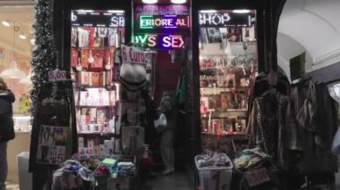 Napoli, İtalya - 21 Aralık 2023: Şehrin kalabalık tarihi merkezinde iç çamaşırı ve seks oyuncakları satan bir dükkanın penceresi.