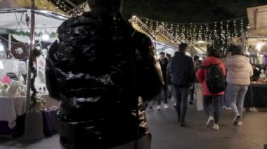 Napoli, İtalya - 21 Aralık 2023: Şehrin tarihi merkezindeki kalabalık Noel pazarında, tezgah ve Noel ışıklarıyla dolu.