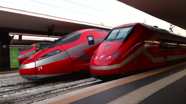 Неаполь Италия Января 2024 Года Два Скоростных Поезда Остановились Платформе — стоковое видео