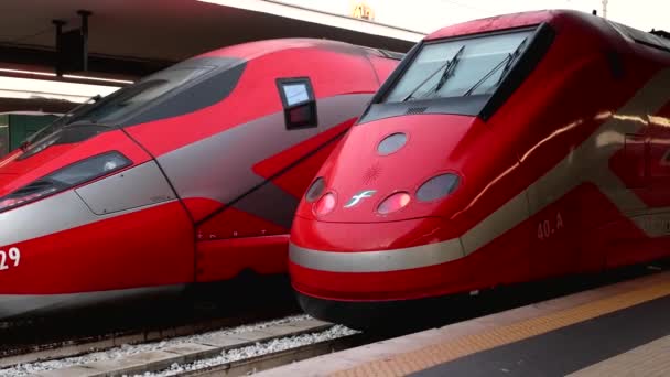 Неаполь Италия Января 2024 Года Два Скоростных Поезда Остановились Платформе — стоковое видео