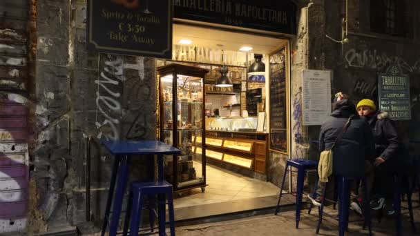 意大利那不勒斯 2024年1月23日 典型的内城菜店 在城市的历史中心生产和销售经典的内城烹饪传统塔拉利 — 图库视频影像