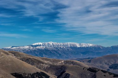 Mavi arka planda karlı dağ manzarası. Orta İtalyan Apeninleri. Maiella Dağı İtalya 'daki Apeninlerde toplandı..