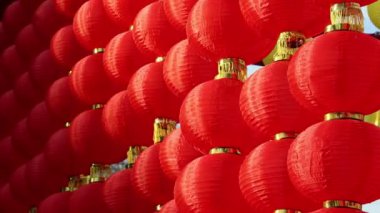 Çin Yeni Yıl Festivali için Çin tapınağında kırmızı fener süslemesi. Eski Çin sanatı, servet kutsaması iltifatı. Çin kırmızı fenerleri.